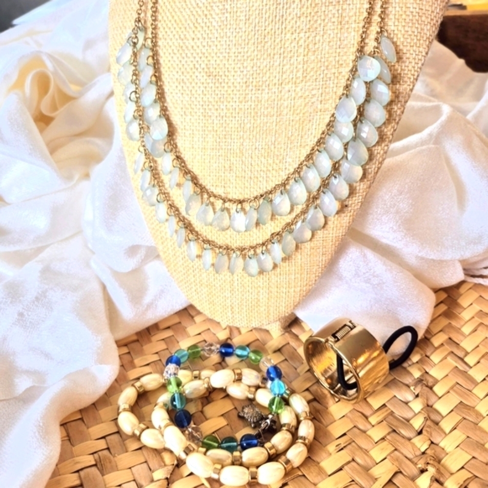 Elegant Gold and Cream Necklace Set